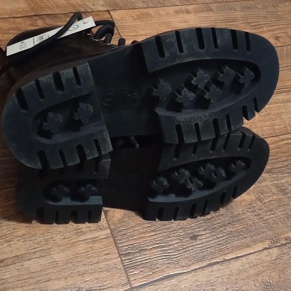 Black Lace-Up Combat Boots for Women - Glossy Finish Size 7 - Picture 7 of 7